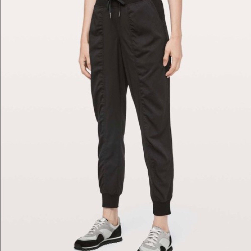 Lululemon Dance Studio Jogger Mid Rise Size 2 in Black like new